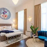 Old Town Luxury Apartment *